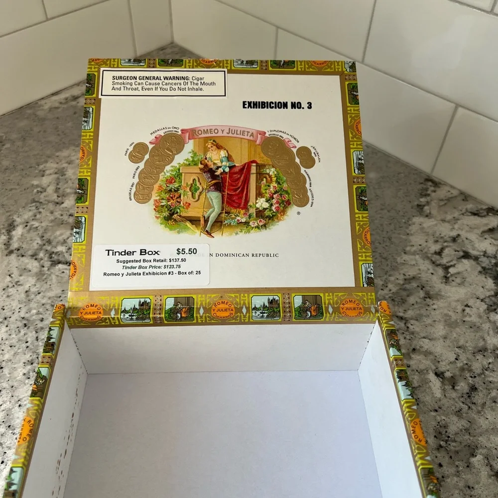 Romeo Y Julieta Exhibicion # 3 cigar box